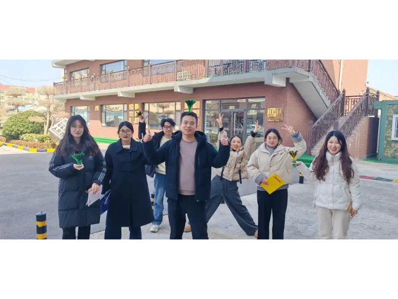 Coileach Lasmuigh Maotong ag Ciceáil Tar éis Lóin