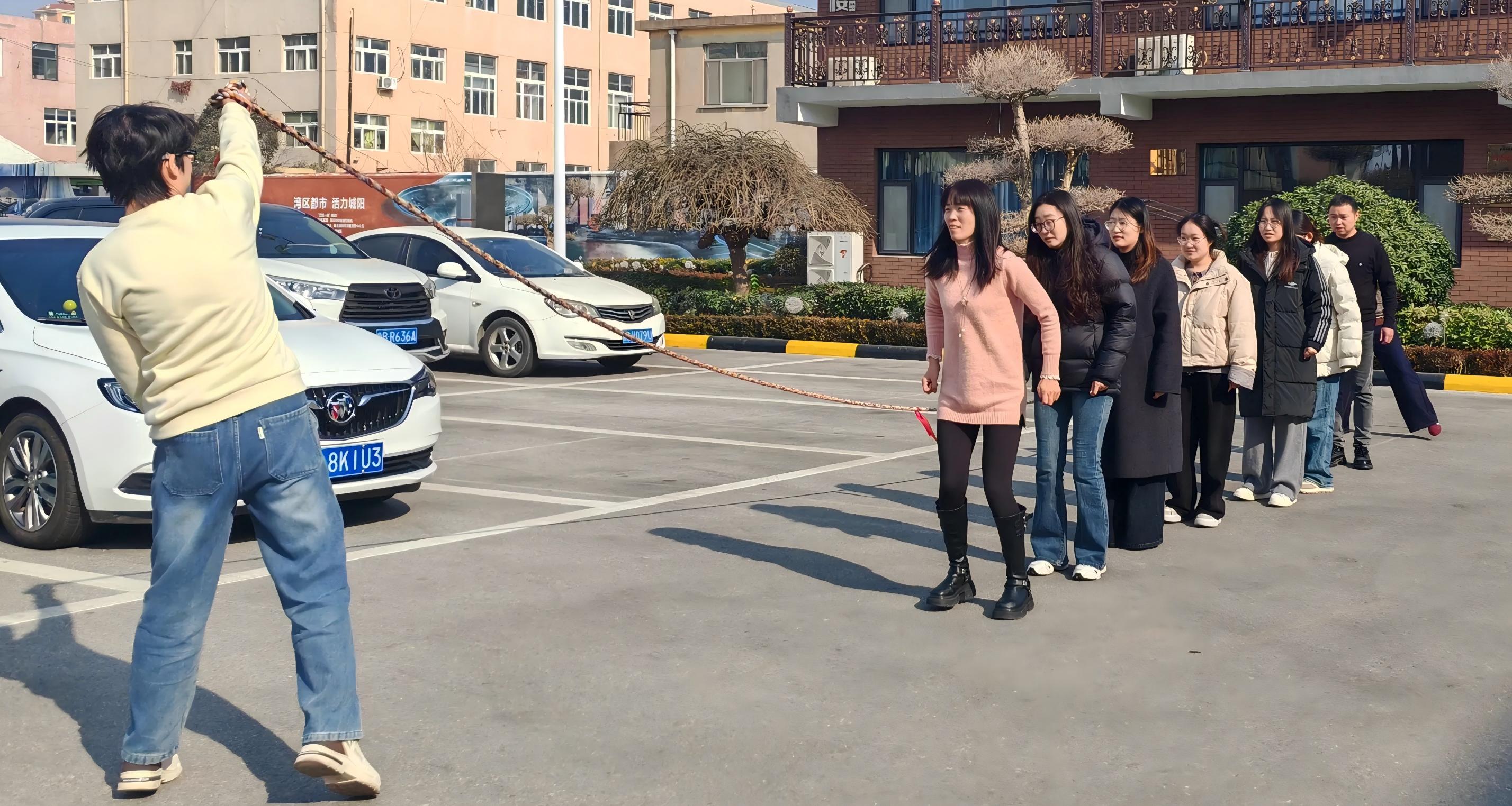 Coinníonn Maotong Túg Cogaidh Spraoi agus Rópa Léim