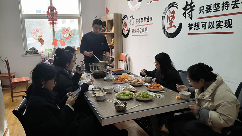 Lón Féile Lantern: Tangyuan agus Foireann Vibes ag an Oifig